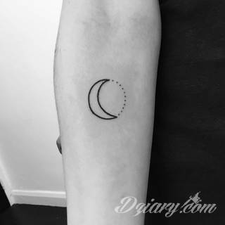 Tatuaże powracające do podstaw; handpoke to sztuka tworzenia zdobień nie maszynowo, a ręcznie. Tatuaże są lekkie, zazwyczaj niewielkie, ale zawsze nadzwyczaj oryginalne będąc swoistym nawiązaniem do korzeni skórnej grafiki. 