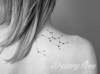 Tatuaże powracające do podstaw; handpoke to sztuka tworzenia zdobień nie maszynowo, a ręcznie. Tatuaże są lekkie, zazwyczaj niewielkie, ale zawsze nadzwyczaj oryginalne będąc swoistym nawiązaniem do korzeni skórnej grafiki. 
