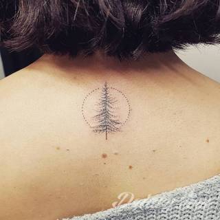 Tatuaże powracające do podstaw; handpoke to sztuka tworzenia zdobień nie maszynowo, a ręcznie. Tatuaże są lekkie, zazwyczaj niewielkie, ale zawsze nadzwyczaj oryginalne będąc swoistym nawiązaniem do korzeni skórnej grafiki. 