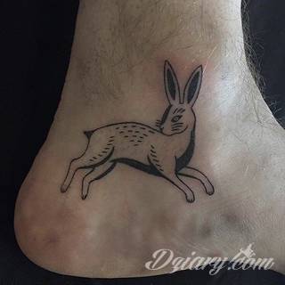 Tatuaże powracające do podstaw; handpoke to sztuka tworzenia zdobień nie maszynowo, a ręcznie. Tatuaże są lekkie, zazwyczaj niewielkie, ale zawsze nadzwyczaj oryginalne będąc swoistym nawiązaniem do korzeni skórnej grafiki. 