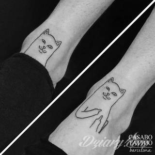 Tatuaże powracające do podstaw; handpoke to sztuka tworzenia zdobień nie maszynowo, a ręcznie. Tatuaże są lekkie, zazwyczaj niewielkie, ale zawsze nadzwyczaj oryginalne będąc swoistym nawiązaniem do korzeni skórnej grafiki. 