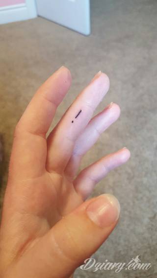 Tatuaże powracające do podstaw; handpoke to sztuka tworzenia zdobień nie maszynowo, a ręcznie. Tatuaże są lekkie, zazwyczaj niewielkie, ale zawsze nadzwyczaj oryginalne będąc swoistym nawiązaniem do korzeni skórnej grafiki. 