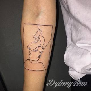 Tatuaże powracające do podstaw; handpoke to sztuka tworzenia zdobień nie maszynowo, a ręcznie. Tatuaże są lekkie, zazwyczaj niewielkie, ale zawsze nadzwyczaj oryginalne będąc swoistym nawiązaniem do korzeni skórnej grafiki. 