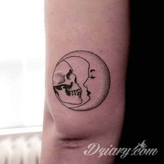 Tatuaże powracające do podstaw; handpoke to sztuka tworzenia zdobień nie maszynowo, a ręcznie. Tatuaże są lekkie, zazwyczaj niewielkie, ale zawsze nadzwyczaj oryginalne będąc swoistym nawiązaniem do korzeni skórnej grafiki. 