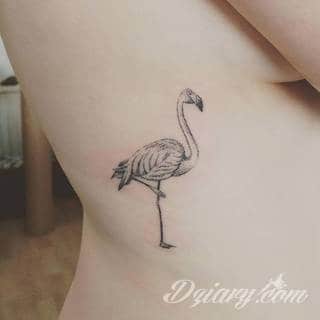 Tatuaże powracające do podstaw; handpoke to sztuka tworzenia zdobień nie maszynowo, a ręcznie. Tatuaże są lekkie, zazwyczaj niewielkie, ale zawsze nadzwyczaj oryginalne będąc swoistym nawiązaniem do korzeni skórnej grafiki. 