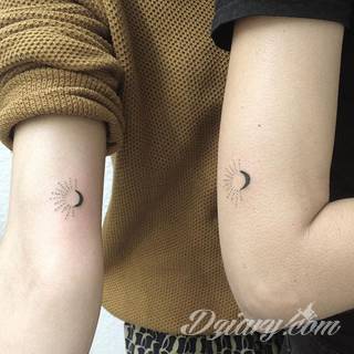 Tatuaże powracające do podstaw; handpoke to sztuka tworzenia zdobień nie maszynowo, a ręcznie. Tatuaże są lekkie, zazwyczaj niewielkie, ale zawsze nadzwyczaj oryginalne będąc swoistym nawiązaniem do korzeni skórnej grafiki. 