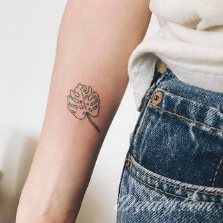 Tatuaże powracające do podstaw; handpoke to sztuka tworzenia zdobień nie maszynowo, a ręcznie. Tatuaże są lekkie, zazwyczaj niewielkie, ale zawsze nadzwyczaj oryginalne będąc swoistym nawiązaniem do korzeni skórnej grafiki. 