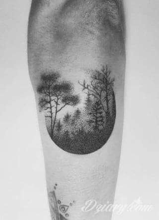 Tatuaże powracające do podstaw; handpoke to sztuka tworzenia zdobień nie maszynowo, a ręcznie. Tatuaże są lekkie, zazwyczaj niewielkie, ale zawsze nadzwyczaj oryginalne będąc swoistym nawiązaniem do korzeni skórnej grafiki. 
