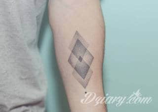 Tatuaże powracające do podstaw; handpoke to sztuka tworzenia zdobień nie maszynowo, a ręcznie. Tatuaże są lekkie, zazwyczaj niewielkie, ale zawsze nadzwyczaj oryginalne będąc swoistym nawiązaniem do korzeni skórnej grafiki. 