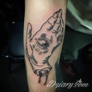 Tatuaże powracające do podstaw; handpoke to sztuka tworzenia zdobień nie maszynowo, a ręcznie. Tatuaże są lekkie, zazwyczaj niewielkie, ale zawsze nadzwyczaj oryginalne będąc swoistym nawiązaniem do korzeni skórnej grafiki. 