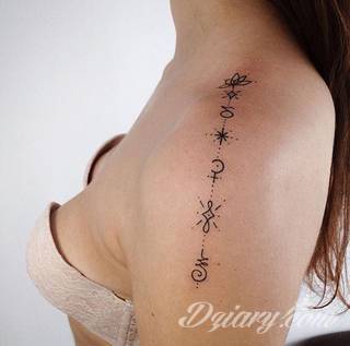 Tatuaże powracające do podstaw; handpoke to sztuka tworzenia zdobień nie maszynowo, a ręcznie. Tatuaże są lekkie, zazwyczaj niewielkie, ale zawsze nadzwyczaj oryginalne będąc swoistym nawiązaniem do korzeni skórnej grafiki. 