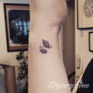Tatuaże powracające do podstaw; handpoke to sztuka tworzenia zdobień nie maszynowo, a ręcznie. Tatuaże są lekkie, zazwyczaj niewielkie, ale zawsze nadzwyczaj oryginalne będąc swoistym nawiązaniem do korzeni skórnej grafiki. 