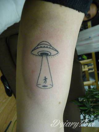 Tatuaże powracające do podstaw; handpoke to sztuka tworzenia zdobień nie maszynowo, a ręcznie. Tatuaże są lekkie, zazwyczaj niewielkie, ale zawsze nadzwyczaj oryginalne będąc swoistym nawiązaniem do korzeni skórnej grafiki. 
