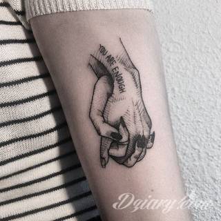 Tatuaże powracające do podstaw; handpoke to sztuka tworzenia zdobień nie maszynowo, a ręcznie. Tatuaże są lekkie, zazwyczaj niewielkie, ale zawsze nadzwyczaj oryginalne będąc swoistym nawiązaniem do korzeni skórnej grafiki. 