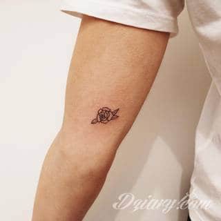 Tatuaże powracające do podstaw; handpoke to sztuka tworzenia zdobień nie maszynowo, a ręcznie. Tatuaże są lekkie, zazwyczaj niewielkie, ale zawsze nadzwyczaj oryginalne będąc swoistym nawiązaniem do korzeni skórnej grafiki. 