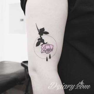Tatuaże powracające do podstaw; handpoke to sztuka tworzenia zdobień nie maszynowo, a ręcznie. Tatuaże są lekkie, zazwyczaj niewielkie, ale zawsze nadzwyczaj oryginalne będąc swoistym nawiązaniem do korzeni skórnej grafiki. 
