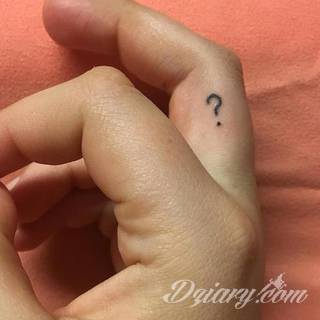 Tatuaże powracające do podstaw; handpoke to sztuka tworzenia zdobień nie maszynowo, a ręcznie. Tatuaże są lekkie, zazwyczaj niewielkie, ale zawsze nadzwyczaj oryginalne będąc swoistym nawiązaniem do korzeni skórnej grafiki. 