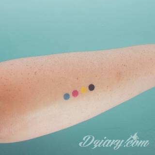 Tatuaże powracające do podstaw; handpoke to sztuka tworzenia zdobień nie maszynowo, a ręcznie. Tatuaże są lekkie, zazwyczaj niewielkie, ale zawsze nadzwyczaj oryginalne będąc swoistym nawiązaniem do korzeni skórnej grafiki. 