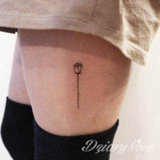 Tatuaże powracające do podstaw; handpoke to sztuka tworzenia zdobień nie maszynowo, a ręcznie. Tatuaże są lekkie, zazwyczaj niewielkie, ale zawsze nadzwyczaj oryginalne będąc swoistym nawiązaniem do korzeni skórnej grafiki. 