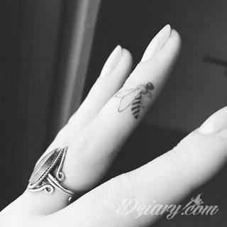 Tatuaże powracające do podstaw; handpoke to sztuka tworzenia zdobień nie maszynowo, a ręcznie. Tatuaże są lekkie, zazwyczaj niewielkie, ale zawsze nadzwyczaj oryginalne będąc swoistym nawiązaniem do korzeni skórnej grafiki. 