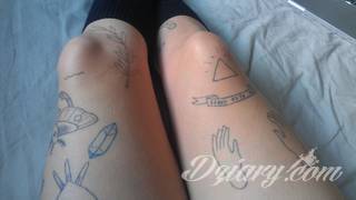 Tatuaże powracające do podstaw; handpoke to sztuka tworzenia zdobień nie maszynowo, a ręcznie. Tatuaże są lekkie, zazwyczaj niewielkie, ale zawsze nadzwyczaj oryginalne będąc swoistym nawiązaniem do korzeni skórnej grafiki. 