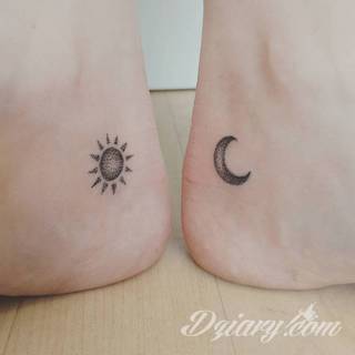 Tatuaże powracające do podstaw; handpoke to sztuka tworzenia zdobień nie maszynowo, a ręcznie. Tatuaże są lekkie, zazwyczaj niewielkie, ale zawsze nadzwyczaj oryginalne będąc swoistym nawiązaniem do korzeni skórnej grafiki. 