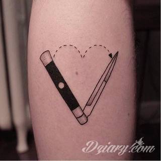 Tatuaże powracające do podstaw; handpoke to sztuka tworzenia zdobień nie maszynowo, a ręcznie. Tatuaże są lekkie, zazwyczaj niewielkie, ale zawsze nadzwyczaj oryginalne będąc swoistym nawiązaniem do korzeni skórnej grafiki. 