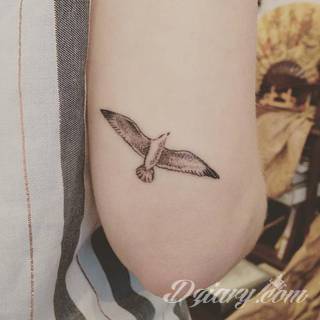 Tatuaże powracające do podstaw; handpoke to sztuka tworzenia zdobień nie maszynowo, a ręcznie. Tatuaże są lekkie, zazwyczaj niewielkie, ale zawsze nadzwyczaj oryginalne będąc swoistym nawiązaniem do korzeni skórnej grafiki. 