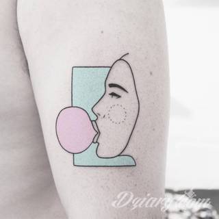 Tatuaże powracające do podstaw; handpoke to sztuka tworzenia zdobień nie maszynowo, a ręcznie. Tatuaże są lekkie, zazwyczaj niewielkie, ale zawsze nadzwyczaj oryginalne będąc swoistym nawiązaniem do korzeni skórnej grafiki. 