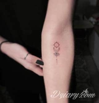 Tatuaże powracające do podstaw; handpoke to sztuka tworzenia zdobień nie maszynowo, a ręcznie. Tatuaże są lekkie, zazwyczaj niewielkie, ale zawsze nadzwyczaj oryginalne będąc swoistym nawiązaniem do korzeni skórnej grafiki. 