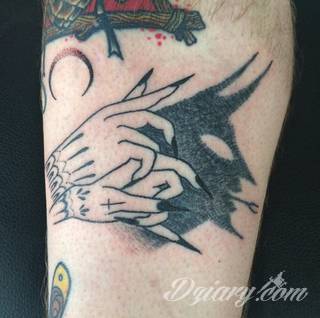 Tatuaże powracające do podstaw; handpoke to sztuka tworzenia zdobień nie maszynowo, a ręcznie. Tatuaże są lekkie, zazwyczaj niewielkie, ale zawsze nadzwyczaj oryginalne będąc swoistym nawiązaniem do korzeni skórnej grafiki. 