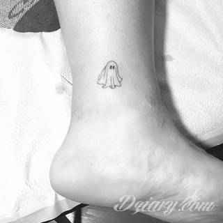 Tatuaże powracające do podstaw; handpoke to sztuka tworzenia zdobień nie maszynowo, a ręcznie. Tatuaże są lekkie, zazwyczaj niewielkie, ale zawsze nadzwyczaj oryginalne będąc swoistym nawiązaniem do korzeni skórnej grafiki. 
