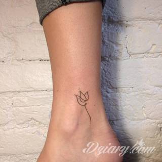 Tatuaże powracające do podstaw; handpoke to sztuka tworzenia zdobień nie maszynowo, a ręcznie. Tatuaże są lekkie, zazwyczaj niewielkie, ale zawsze nadzwyczaj oryginalne będąc swoistym nawiązaniem do korzeni skórnej grafiki. 