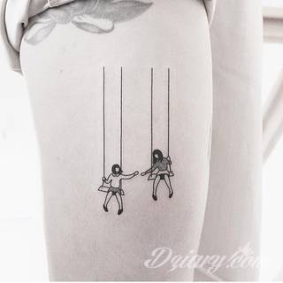 Tatuaże powracające do podstaw; handpoke to sztuka tworzenia zdobień nie maszynowo, a ręcznie. Tatuaże są lekkie, zazwyczaj niewielkie, ale zawsze nadzwyczaj oryginalne będąc swoistym nawiązaniem do korzeni skórnej grafiki. 