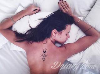 Tatuaże powracające do podstaw; handpoke to sztuka tworzenia zdobień nie maszynowo, a ręcznie. Tatuaże są lekkie, zazwyczaj niewielkie, ale zawsze nadzwyczaj oryginalne będąc swoistym nawiązaniem do korzeni skórnej grafiki. 