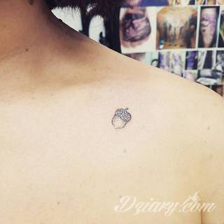 Tatuaże powracające do podstaw; handpoke to sztuka tworzenia zdobień nie maszynowo, a ręcznie. Tatuaże są lekkie, zazwyczaj niewielkie, ale zawsze nadzwyczaj oryginalne będąc swoistym nawiązaniem do korzeni skórnej grafiki. 