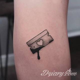 Tatuaże powracające do podstaw; handpoke to sztuka tworzenia zdobień nie maszynowo, a ręcznie. Tatuaże są lekkie, zazwyczaj niewielkie, ale zawsze nadzwyczaj oryginalne będąc swoistym nawiązaniem do korzeni skórnej grafiki. 