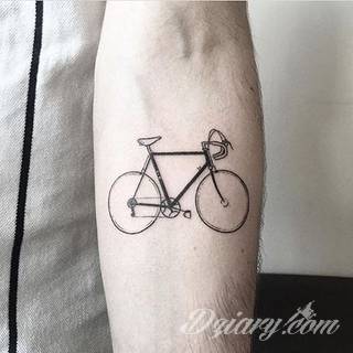 Tatuaże powracające do podstaw; handpoke to sztuka tworzenia zdobień nie maszynowo, a ręcznie. Tatuaże są lekkie, zazwyczaj niewielkie, ale zawsze nadzwyczaj oryginalne będąc swoistym nawiązaniem do korzeni skórnej grafiki. 