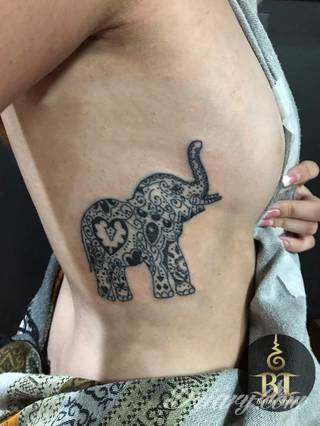Tatuaże powracające do podstaw; handpoke to sztuka tworzenia zdobień nie maszynowo, a ręcznie. Tatuaże są lekkie, zazwyczaj niewielkie, ale zawsze nadzwyczaj oryginalne będąc swoistym nawiązaniem do korzeni skórnej grafiki. 