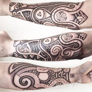 Tatuaże powracające do podstaw; handpoke to sztuka tworzenia zdobień nie maszynowo, a ręcznie. Tatuaże są lekkie, zazwyczaj niewielkie, ale zawsze nadzwyczaj oryginalne będąc swoistym nawiązaniem do korzeni skórnej grafiki. 