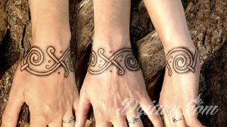 Tatuaże powracające do podstaw; handpoke to sztuka tworzenia zdobień nie maszynowo, a ręcznie. Tatuaże są lekkie, zazwyczaj niewielkie, ale zawsze nadzwyczaj oryginalne będąc swoistym nawiązaniem do korzeni skórnej grafiki. 