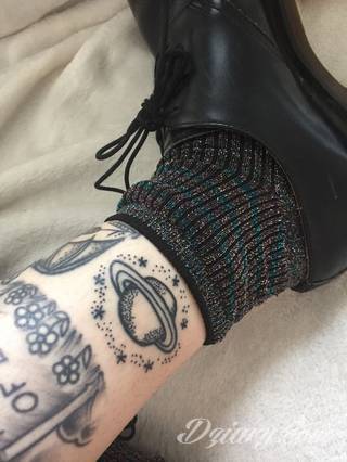 Tatuaże powracające do podstaw; handpoke to sztuka tworzenia zdobień nie maszynowo, a ręcznie. Tatuaże są lekkie, zazwyczaj niewielkie, ale zawsze nadzwyczaj oryginalne będąc swoistym nawiązaniem do korzeni skórnej grafiki. 