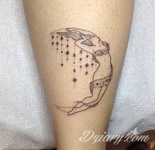 Tatuaże powracające do podstaw; handpoke to sztuka tworzenia zdobień nie maszynowo, a ręcznie. Tatuaże są lekkie, zazwyczaj niewielkie, ale zawsze nadzwyczaj oryginalne będąc swoistym nawiązaniem do korzeni skórnej grafiki. 