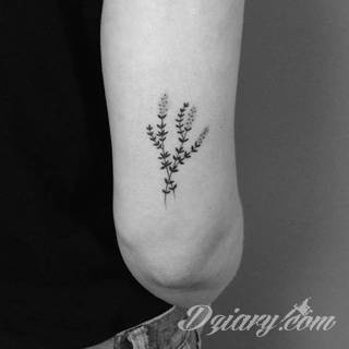 Tatuaże powracające do podstaw; handpoke to sztuka tworzenia zdobień nie maszynowo, a ręcznie. Tatuaże są lekkie, zazwyczaj niewielkie, ale zawsze nadzwyczaj oryginalne będąc swoistym nawiązaniem do korzeni skórnej grafiki. 