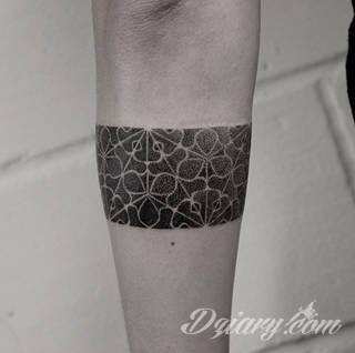 Tatuaże powracające do podstaw; handpoke to sztuka tworzenia zdobień nie maszynowo, a ręcznie. Tatuaże są lekkie, zazwyczaj niewielkie, ale zawsze nadzwyczaj oryginalne będąc swoistym nawiązaniem do korzeni skórnej grafiki. 