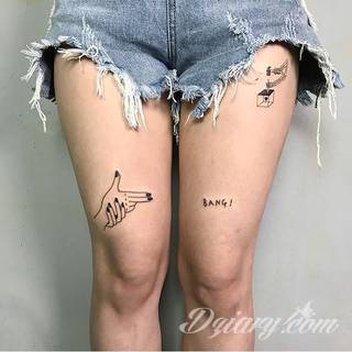 Tatuaże powracające do podstaw; handpoke to sztuka tworzenia zdobień nie maszynowo, a ręcznie. Tatuaże są lekkie, zazwyczaj niewielkie, ale zawsze nadzwyczaj oryginalne będąc swoistym nawiązaniem do korzeni skórnej grafiki. 