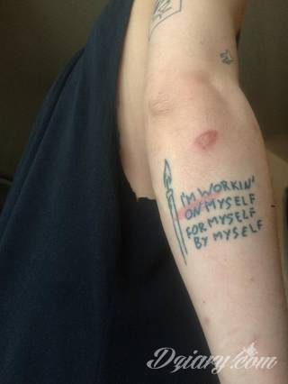Tatuaże powracające do podstaw; handpoke to sztuka tworzenia zdobień nie maszynowo, a ręcznie. Tatuaże są lekkie, zazwyczaj niewielkie, ale zawsze nadzwyczaj oryginalne będąc swoistym nawiązaniem do korzeni skórnej grafiki. 