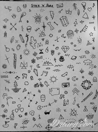 Tatuaże powracające do podstaw; handpoke to sztuka tworzenia zdobień nie maszynowo, a ręcznie. Tatuaże są lekkie, zazwyczaj niewielkie, ale zawsze nadzwyczaj oryginalne będąc swoistym nawiązaniem do korzeni skórnej grafiki. 