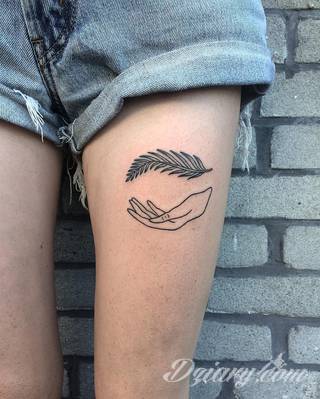 Tatuaże powracające do podstaw; handpoke to sztuka tworzenia zdobień nie maszynowo, a ręcznie. Tatuaże są lekkie, zazwyczaj niewielkie, ale zawsze nadzwyczaj oryginalne będąc swoistym nawiązaniem do korzeni skórnej grafiki. 