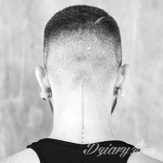 Tatuaże powracające do podstaw; handpoke to sztuka tworzenia zdobień nie maszynowo, a ręcznie. Tatuaże są lekkie, zazwyczaj niewielkie, ale zawsze nadzwyczaj oryginalne będąc swoistym nawiązaniem do korzeni skórnej grafiki. 